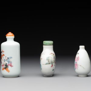 Three Chinese famille rose snuff bottles with figural design, Zhengde mark, 19th C. — photo 2