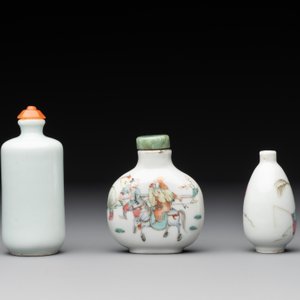Three Chinese famille rose snuff bottles with figural design, Zhengde mark, 19th C. — photo 3
