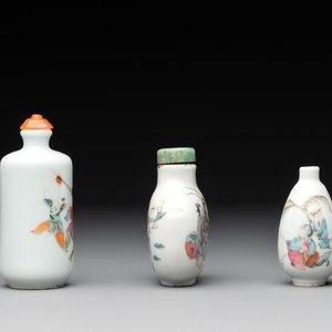 Three Chinese famille rose snuff bottles with figural design, Zhengde mark, 19th C. — photo 4