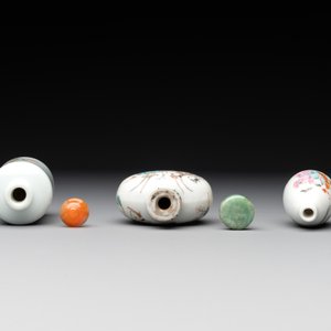 Three Chinese famille rose snuff bottles with figural design, Zhengde mark, 19th C. — photo 5