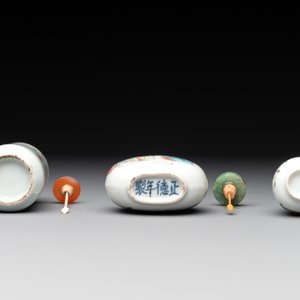 Three Chinese famille rose snuff bottles with figural design, Zhengde mark, 19th C. — photo 6
