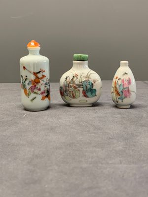 Three Chinese famille rose snuff bottles with figural design, Zhengde mark, 19th C. — photo 1