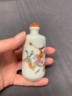 Three Chinese famille rose snuff bottles with figural design, Zhengde mark, 19th C. — photo 9