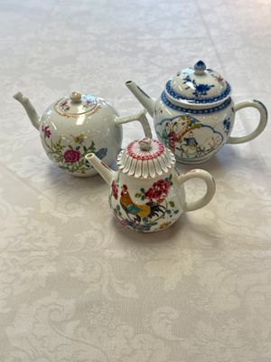 Three Chinese famille rose teapots and covers, Yongzheng/Qianlong — photo 1