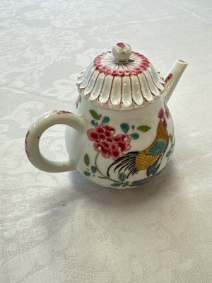 Three Chinese famille rose teapots and covers, Yongzheng/Qianlong — photo 11