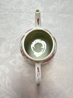 Three Chinese famille rose teapots and covers, Yongzheng/Qianlong — photo 19
