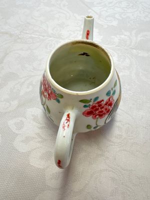 Three Chinese famille rose teapots and covers, Yongzheng/Qianlong — photo 20