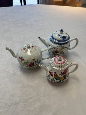Three Chinese famille rose teapots and covers, Yongzheng/Qianlong — photo 2
