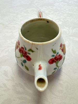 Three Chinese famille rose teapots and covers, Yongzheng/Qianlong — photo 21