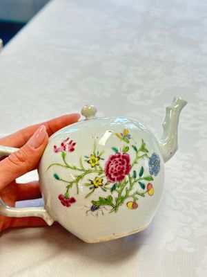 Three Chinese famille rose teapots and covers, Yongzheng/Qianlong — photo 22