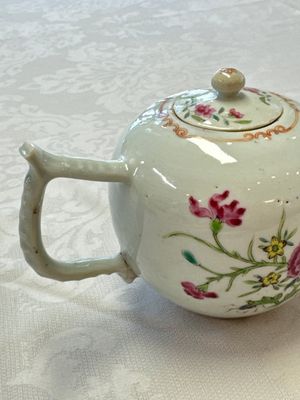 Three Chinese famille rose teapots and covers, Yongzheng/Qianlong — photo 23