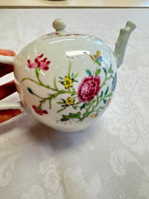 Three Chinese famille rose teapots and covers, Yongzheng/Qianlong — photo 24