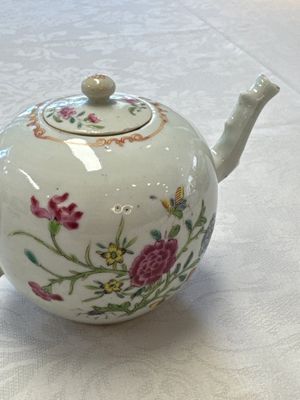 Three Chinese famille rose teapots and covers, Yongzheng/Qianlong — photo 25