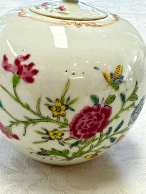 Three Chinese famille rose teapots and covers, Yongzheng/Qianlong — photo 26