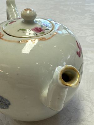 Three Chinese famille rose teapots and covers, Yongzheng/Qianlong — photo 27