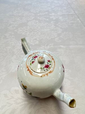 Three Chinese famille rose teapots and covers, Yongzheng/Qianlong — photo 28