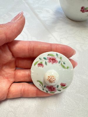 Three Chinese famille rose teapots and covers, Yongzheng/Qianlong — photo 29