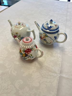 Three Chinese famille rose teapots and covers, Yongzheng/Qianlong — photo 3