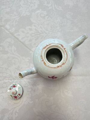 Three Chinese famille rose teapots and covers, Yongzheng/Qianlong — photo 33