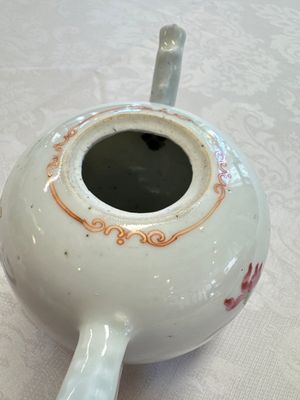 Three Chinese famille rose teapots and covers, Yongzheng/Qianlong — photo 34