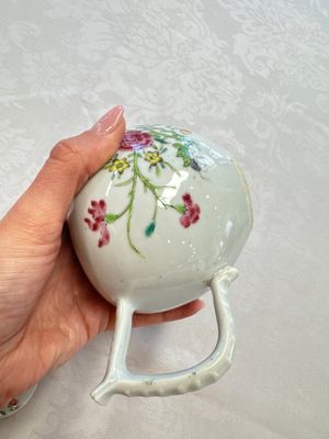 Three Chinese famille rose teapots and covers, Yongzheng/Qianlong — photo 35