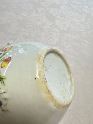 Three Chinese famille rose teapots and covers, Yongzheng/Qianlong — photo 37