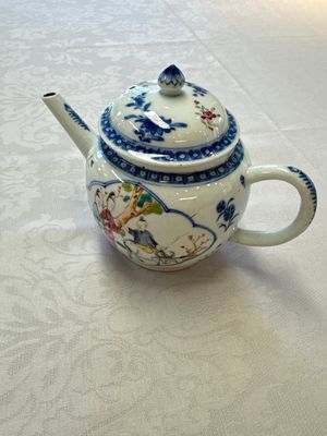 Three Chinese famille rose teapots and covers, Yongzheng/Qianlong — photo 38