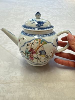 Three Chinese famille rose teapots and covers, Yongzheng/Qianlong — photo 39