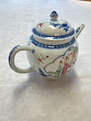 Three Chinese famille rose teapots and covers, Yongzheng/Qianlong — photo 40