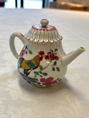 Three Chinese famille rose teapots and covers, Yongzheng/Qianlong — photo 4