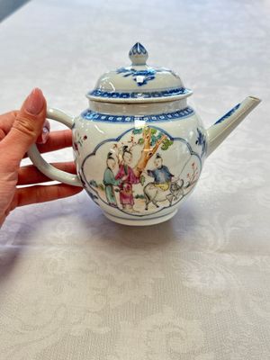 Three Chinese famille rose teapots and covers, Yongzheng/Qianlong — photo 41