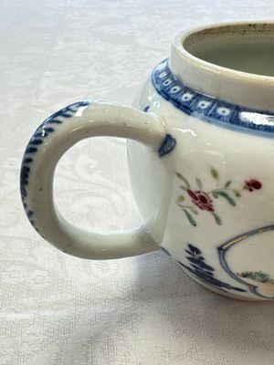 Three Chinese famille rose teapots and covers, Yongzheng/Qianlong — photo 42