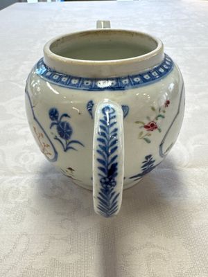 Three Chinese famille rose teapots and covers, Yongzheng/Qianlong — photo 43