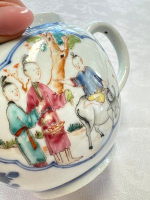 Three Chinese famille rose teapots and covers, Yongzheng/Qianlong — photo 46