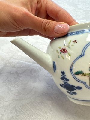Three Chinese famille rose teapots and covers, Yongzheng/Qianlong — photo 47
