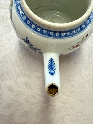 Three Chinese famille rose teapots and covers, Yongzheng/Qianlong — photo 48