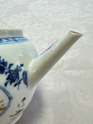 Three Chinese famille rose teapots and covers, Yongzheng/Qianlong — photo 49