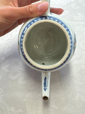 Three Chinese famille rose teapots and covers, Yongzheng/Qianlong — photo 50