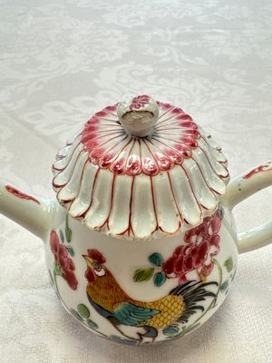 Three Chinese famille rose teapots and covers, Yongzheng/Qianlong — photo 5