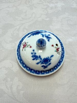 Three Chinese famille rose teapots and covers, Yongzheng/Qianlong — photo 51