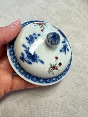 Three Chinese famille rose teapots and covers, Yongzheng/Qianlong — photo 52