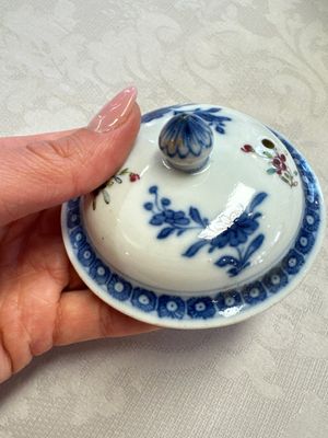 Three Chinese famille rose teapots and covers, Yongzheng/Qianlong — photo 53