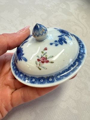 Three Chinese famille rose teapots and covers, Yongzheng/Qianlong — photo 54