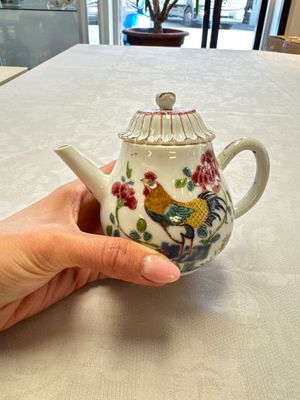 Three Chinese famille rose teapots and covers, Yongzheng/Qianlong — photo 6