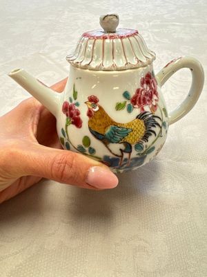 Three Chinese famille rose teapots and covers, Yongzheng/Qianlong — photo 7