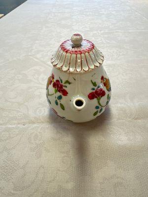 Three Chinese famille rose teapots and covers, Yongzheng/Qianlong — photo 8