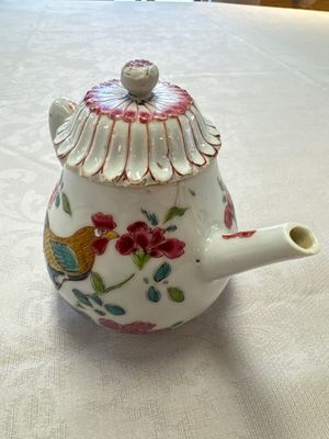 Three Chinese famille rose teapots and covers, Yongzheng/Qianlong — photo 9