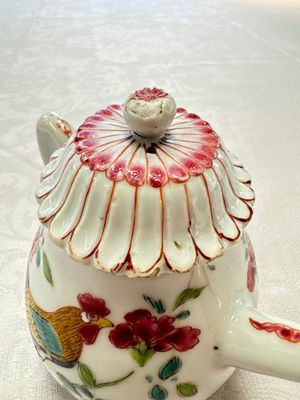 Three Chinese famille rose teapots and covers, Yongzheng/Qianlong — photo 10