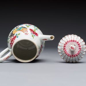 Three Chinese famille rose teapots and covers, Yongzheng/Qianlong — photo 11