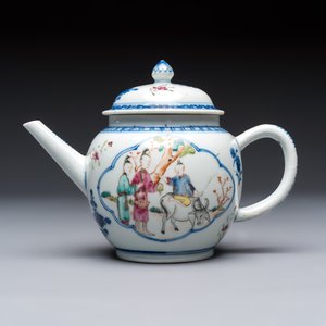Three Chinese famille rose teapots and covers, Yongzheng/Qianlong — photo 13